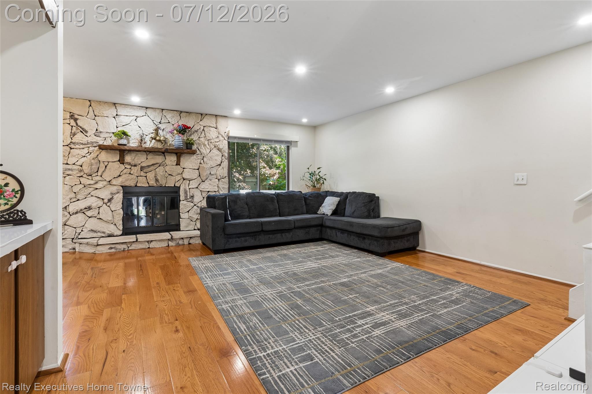 1077 Willow Grove Court Rochester, MI 48307 - Photo 5 of 34 Living room