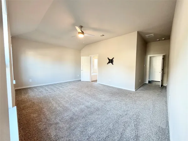 a view of a big room with closet and bathroom