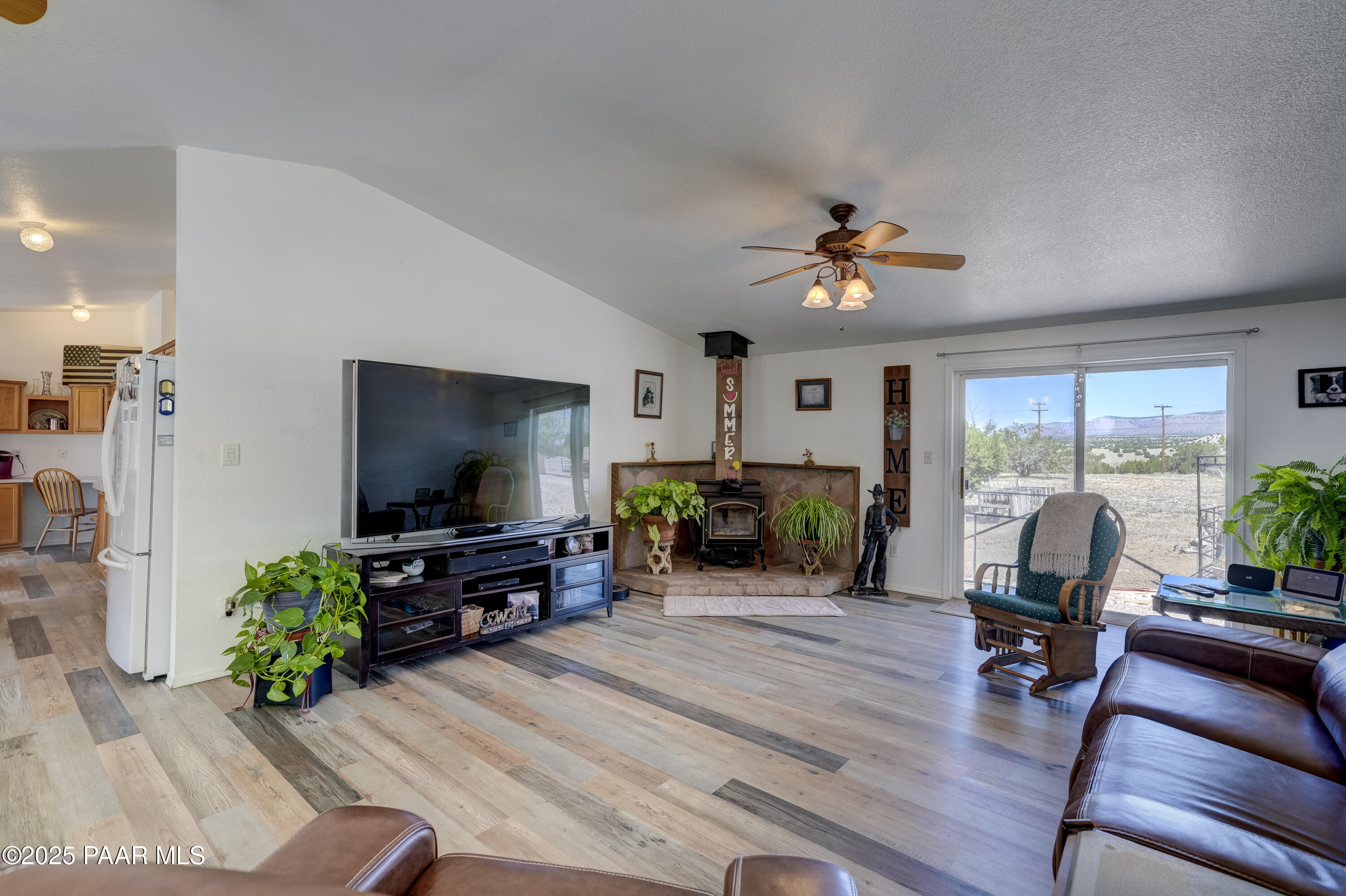 990 West Valleri Ann Road Paulden, AZ 86334 - Photo 4 of 42 Living Room