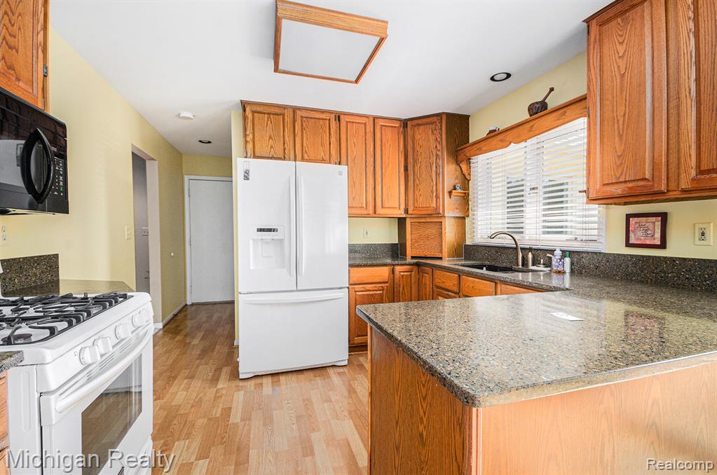 3531 East Commerce Road Commerce Township, MI 48382 - Photo 8 of 30