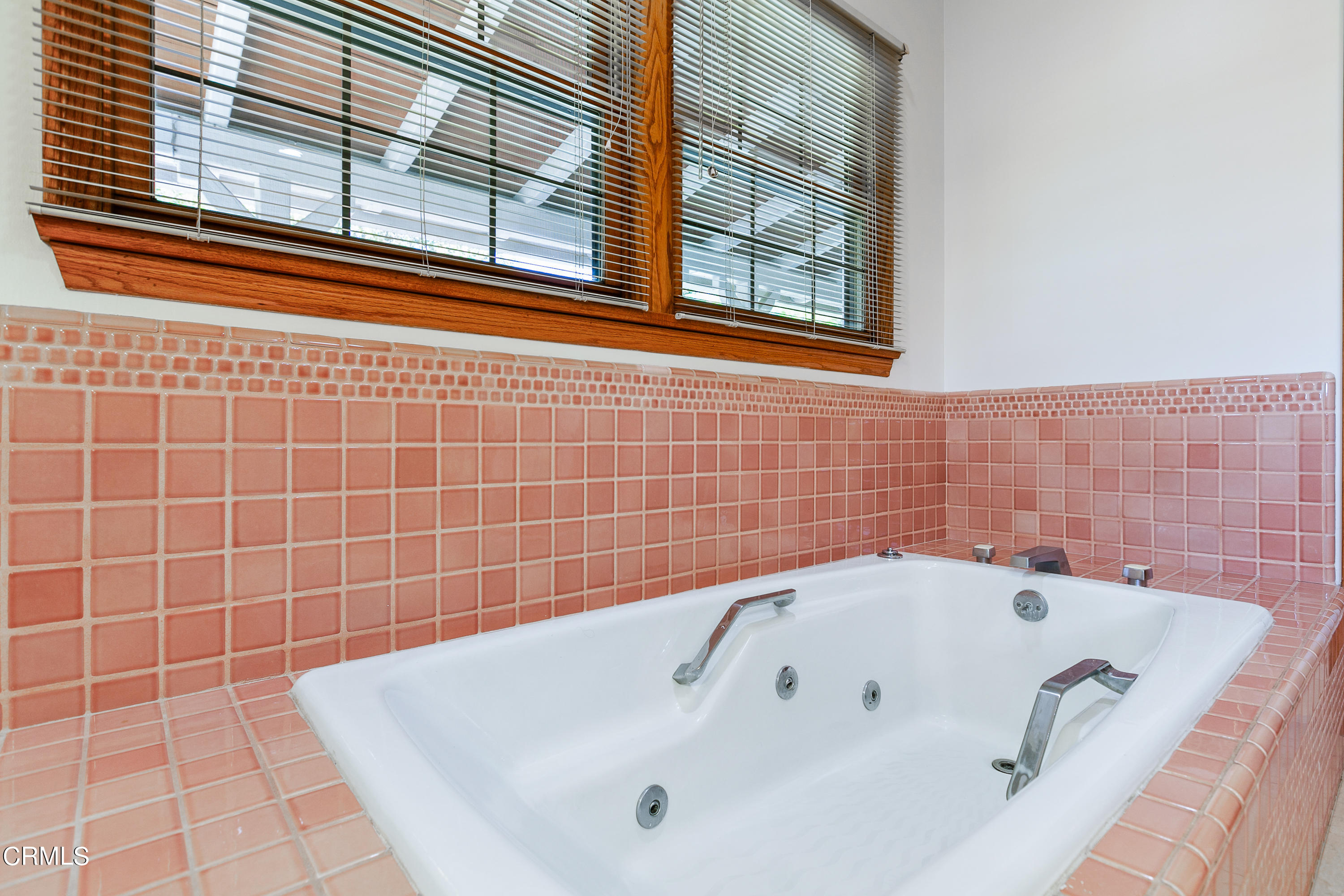 800 Greenridge Drive La Canada Flintridge, CA 91011 - Photo 38 of 58 a bathroom with a bathtub