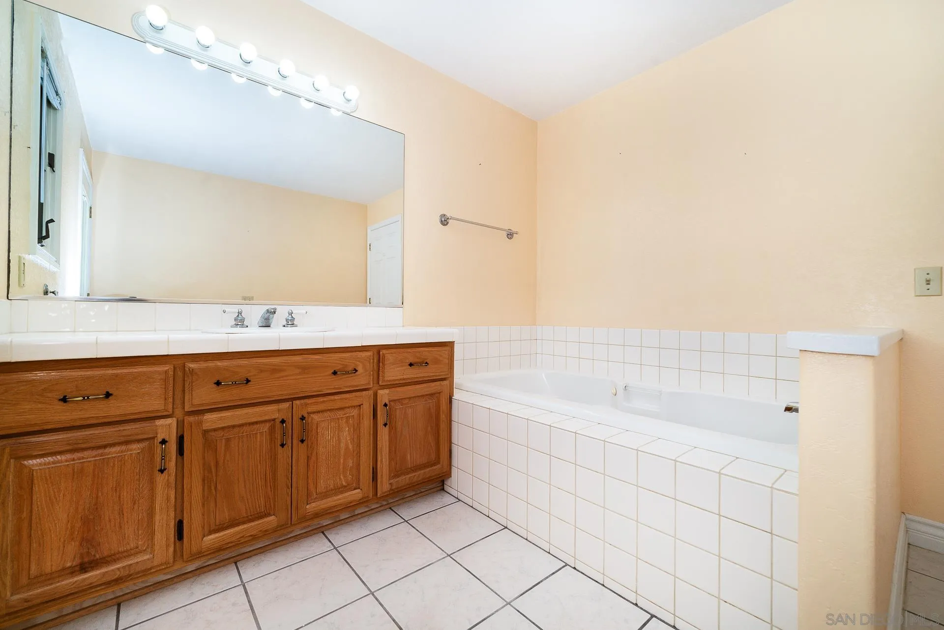 2908 Lakemont Drive Fallbrook, CA 92028 - Photo 25 of 70 a spacious bathroom with a bathtub sink and mirror