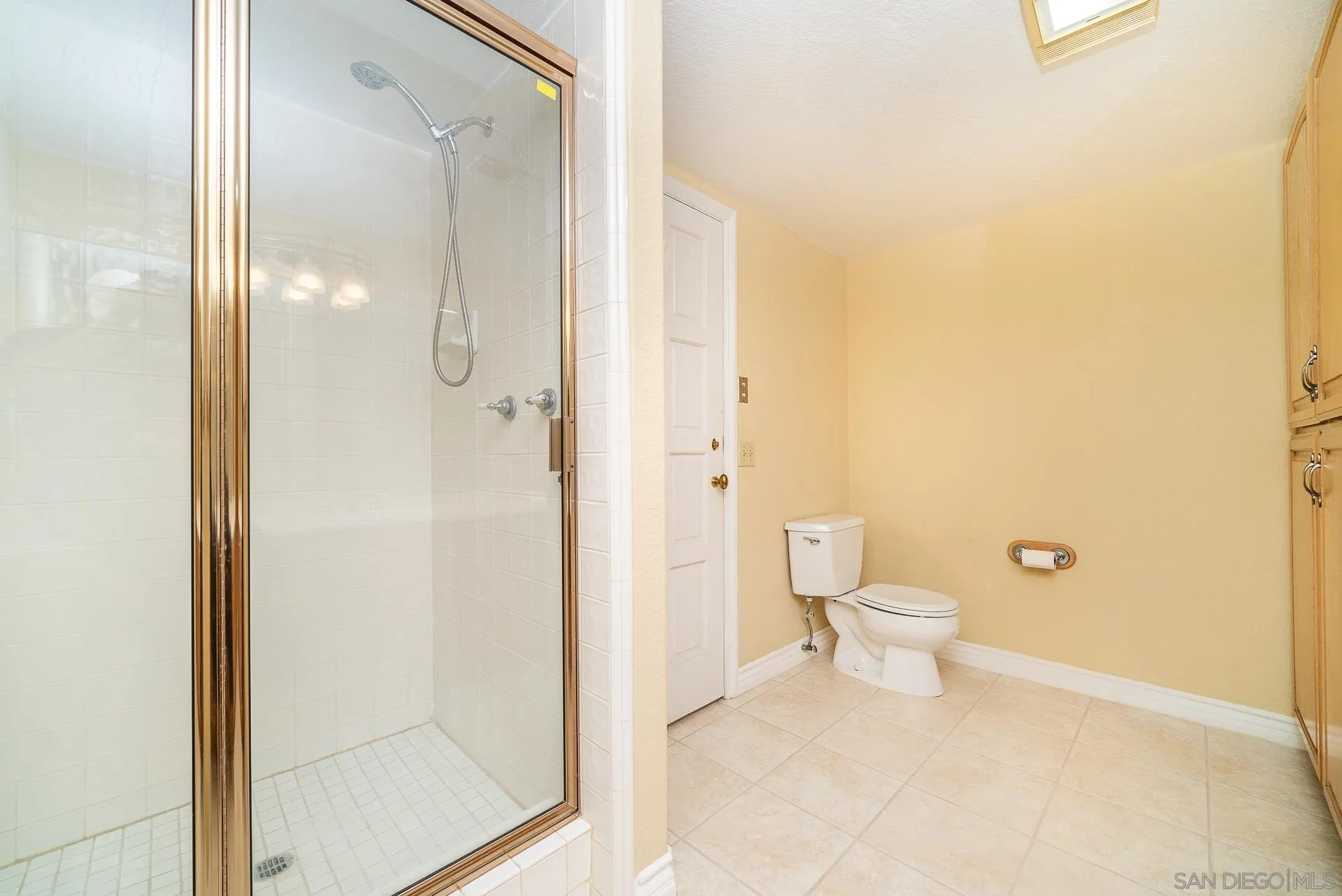 2908 Lakemont Drive Fallbrook, CA 92028 - Photo 45 of 70 a bathroom with a toilet and a glass shower