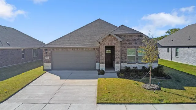 a view of backyard with a tub