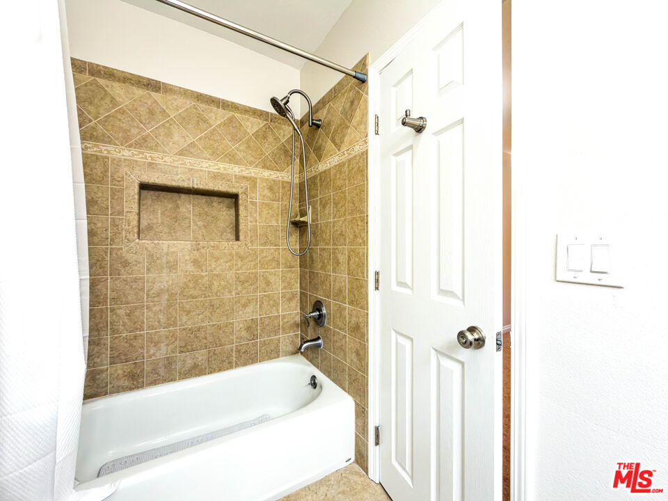 9531 Vía Ricardo Burbank, CA 91504 - Photo 20 of 23