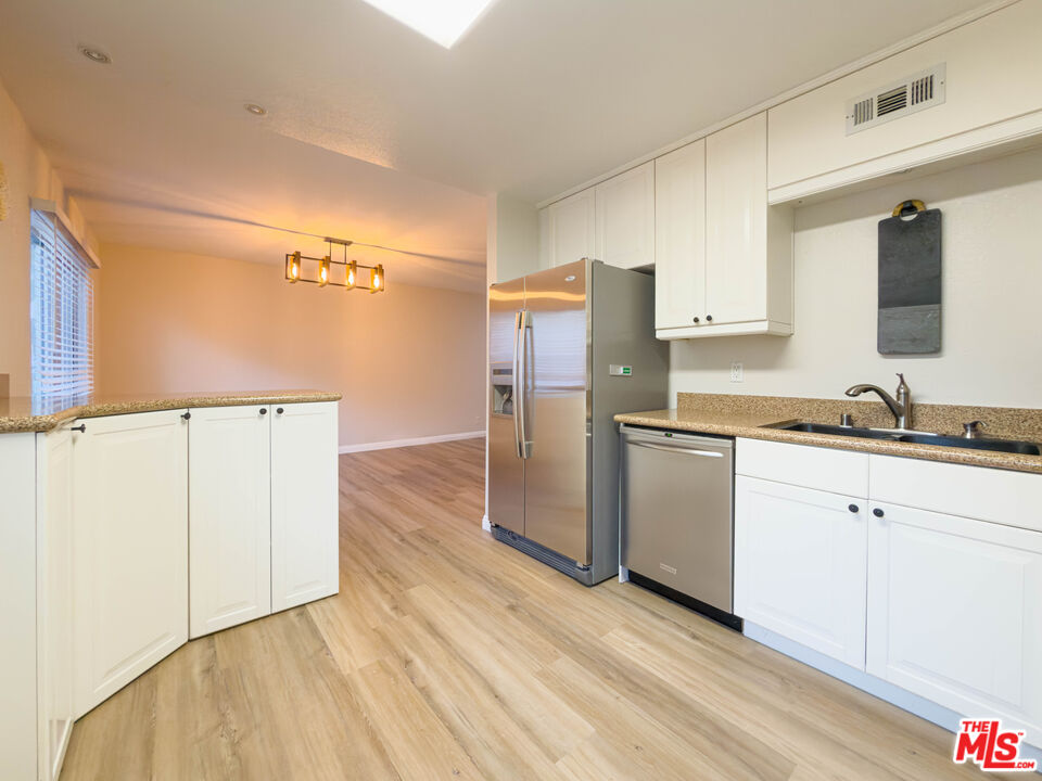 9531 Vía Ricardo Burbank, CA 91504 - Photo 8 of 23