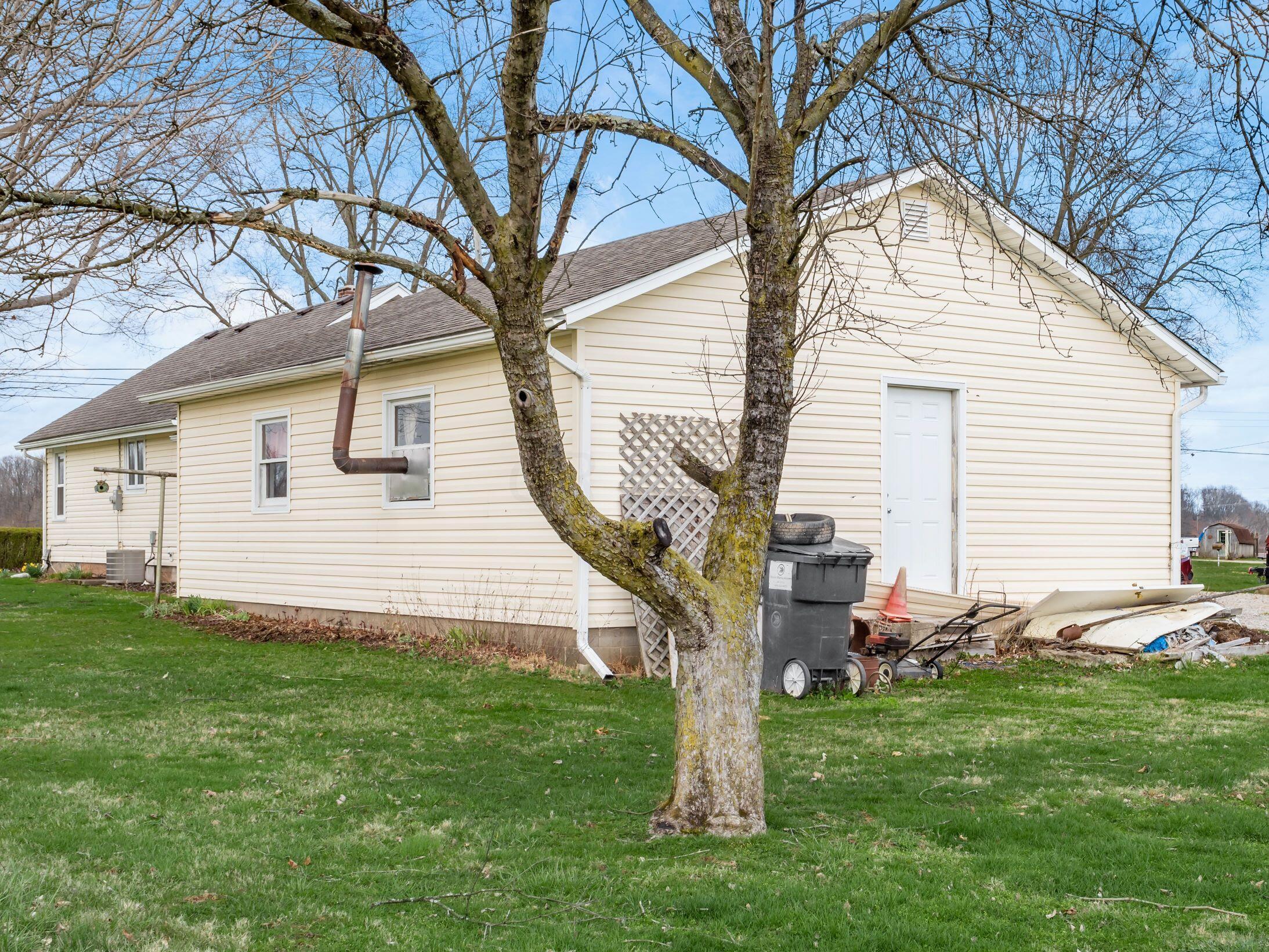18180 Claypool Road Newark, OH 43056 - Photo 26 of 30 back of garage