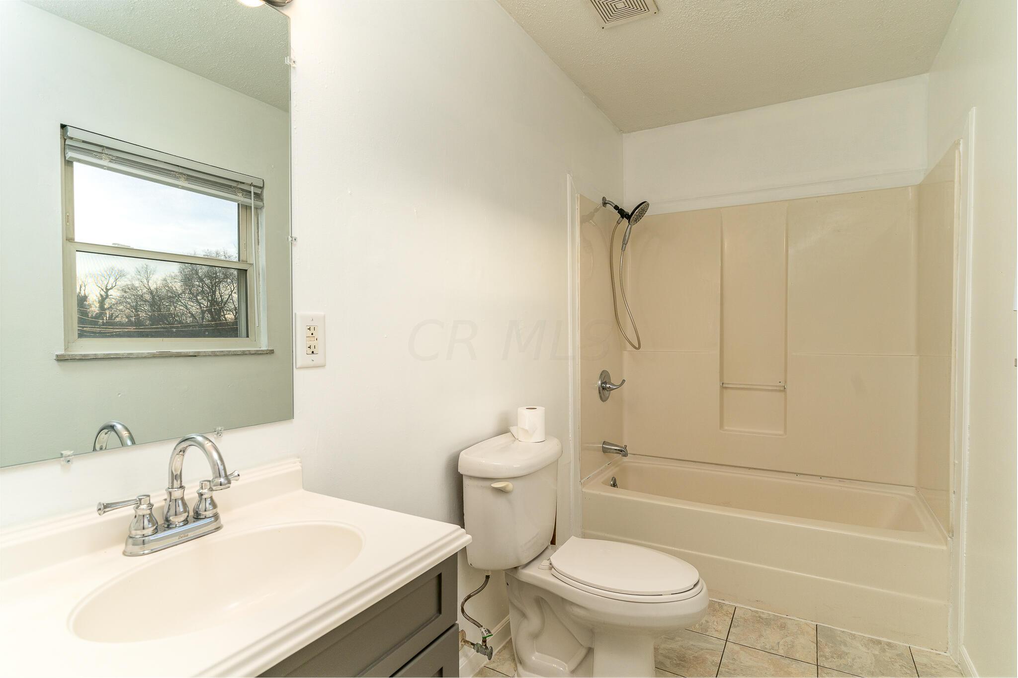 5286 Edgeview Road Columbus, OH 43207 - Photo 14 of 25 Full bathroom