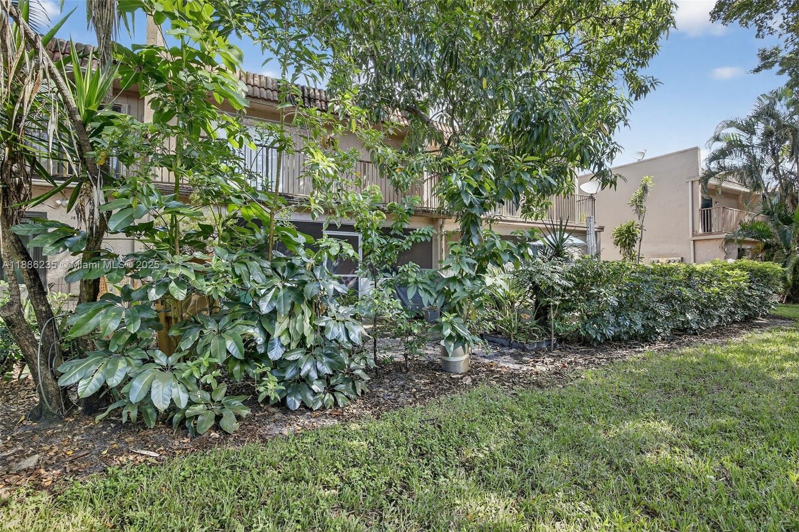 27 Madrid Lane, Unit 28 Davie, FL 33324 - Photo 25 of 34 a view of a garden