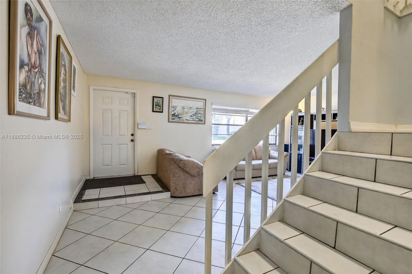 27 Madrid Lane, Unit 28 Davie, FL 33324 - Photo 5 of 34 a view of entryway and hall
