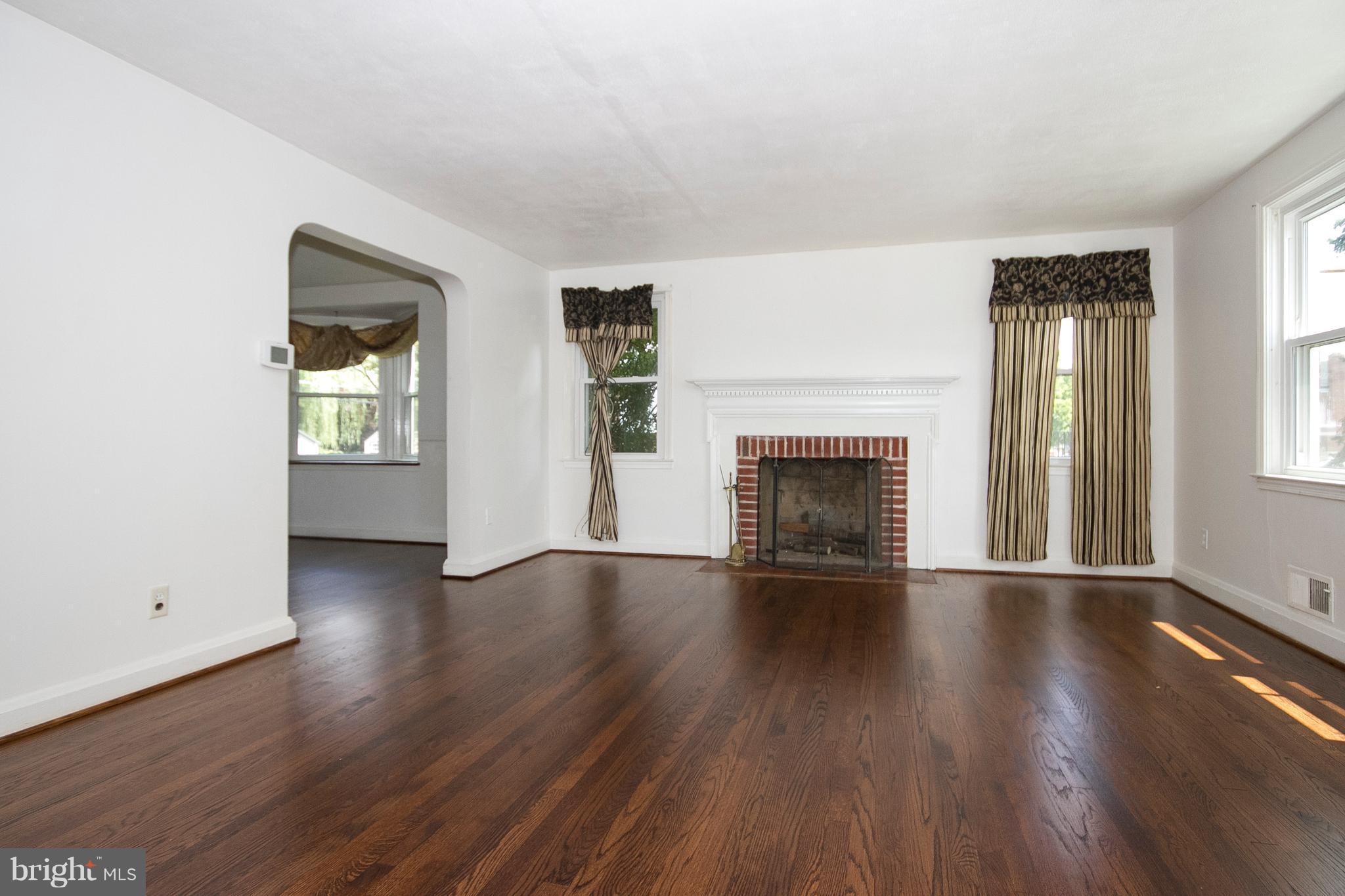 8120 Pleasant Plains Road Towson, MD 21286 - Photo 2 of 28 Living Room