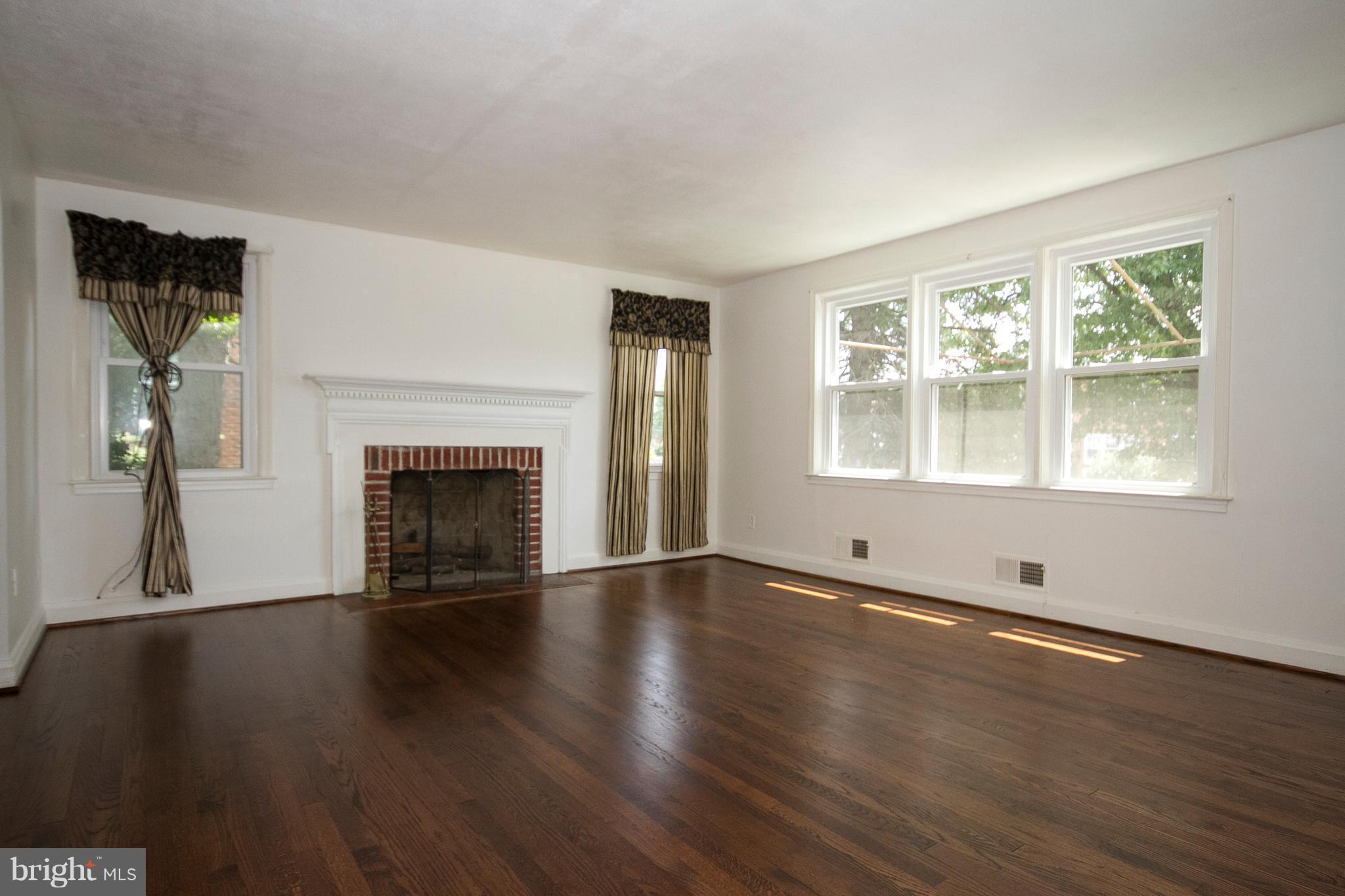 8120 Pleasant Plains Road Towson, MD 21286 - Photo 3 of 28 Living Room