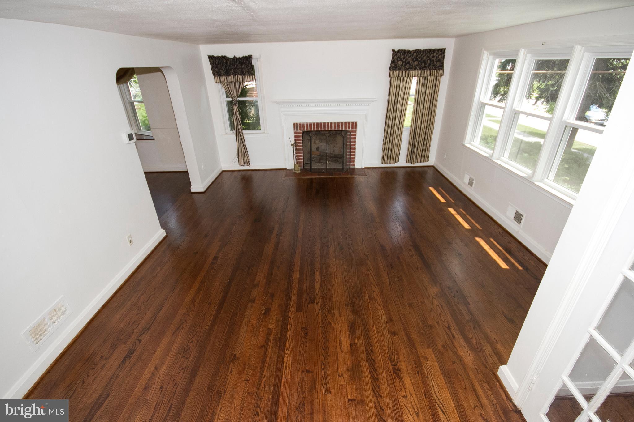 8120 Pleasant Plains Road Towson, MD 21286 - Photo 6 of 28 Living Room