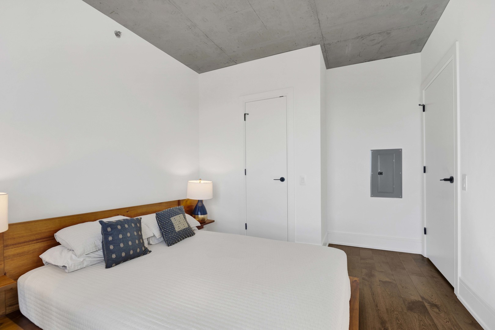 234 West Polk Street, Unit 2903 Chicago, IL 60607 - Photo 20 of 39 a bedroom with a bed and a night stand