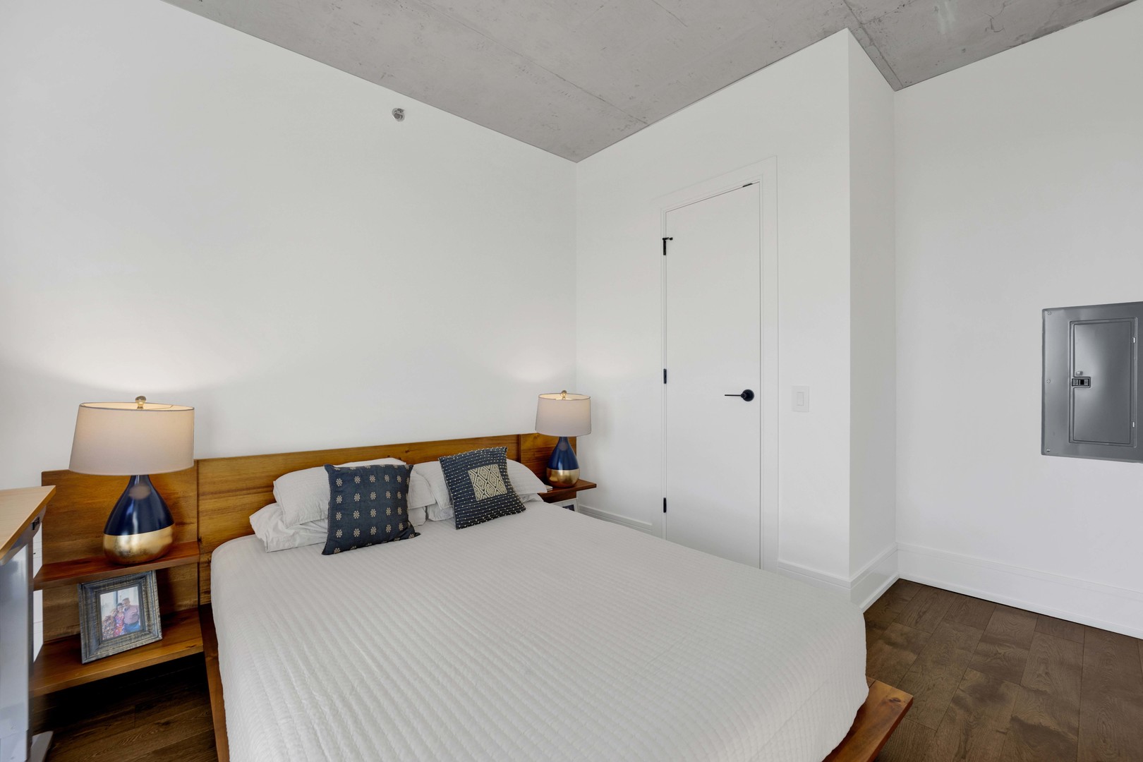 234 West Polk Street, Unit 2903 Chicago, IL 60607 - Photo 21 of 39 a bedroom with a bed and a lamp