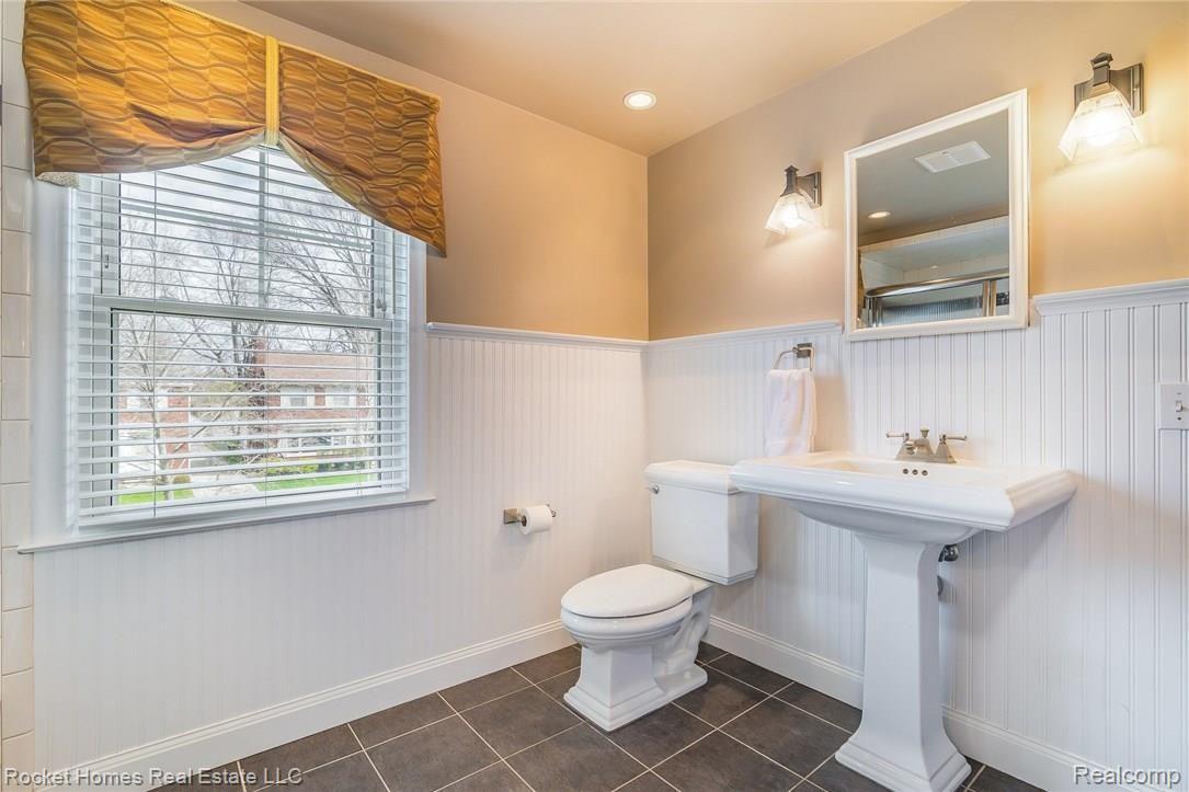 1941 Littlestone Road Grosse Pointe, MI 48236 - Photo 15 of 26 023-Master_Bathroom-4001020-medium.jpg