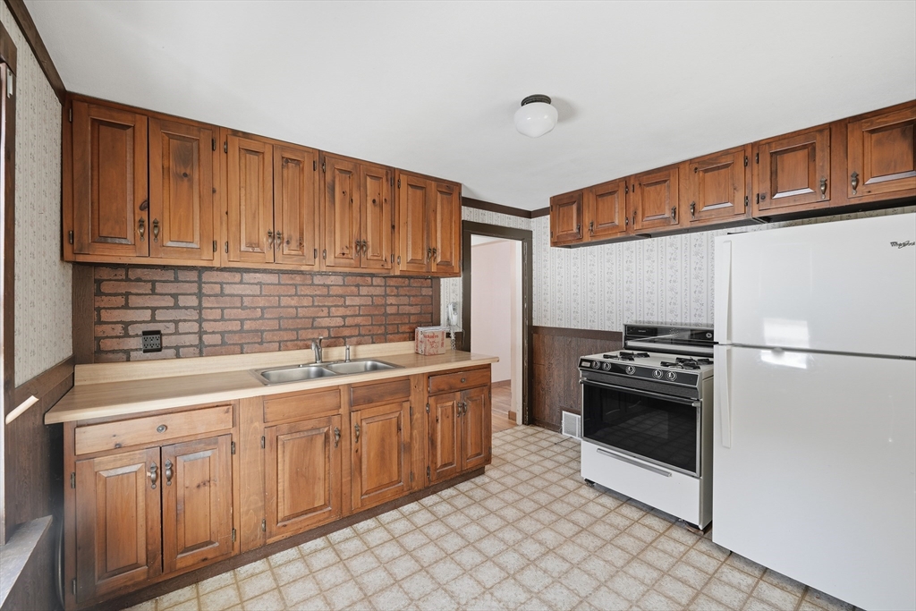 163 Powell Avenue Springfield, MA 01118 - Photo 9 of 26