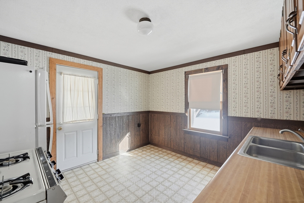 163 Powell Avenue Springfield, MA 01118 - Photo 10 of 26