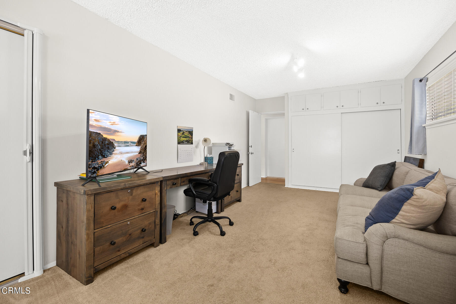 636 Knight Way La Canada Flintridge, CA 91011 - Photo 20 of 44 a livingroom with workspace and a couch