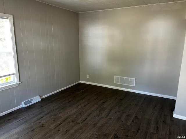 $999 | 1020 East Kansas Street, Peoria, IL 61603