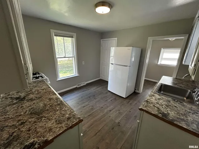 $999 | 1020 East Kansas Street, Peoria, IL 61603