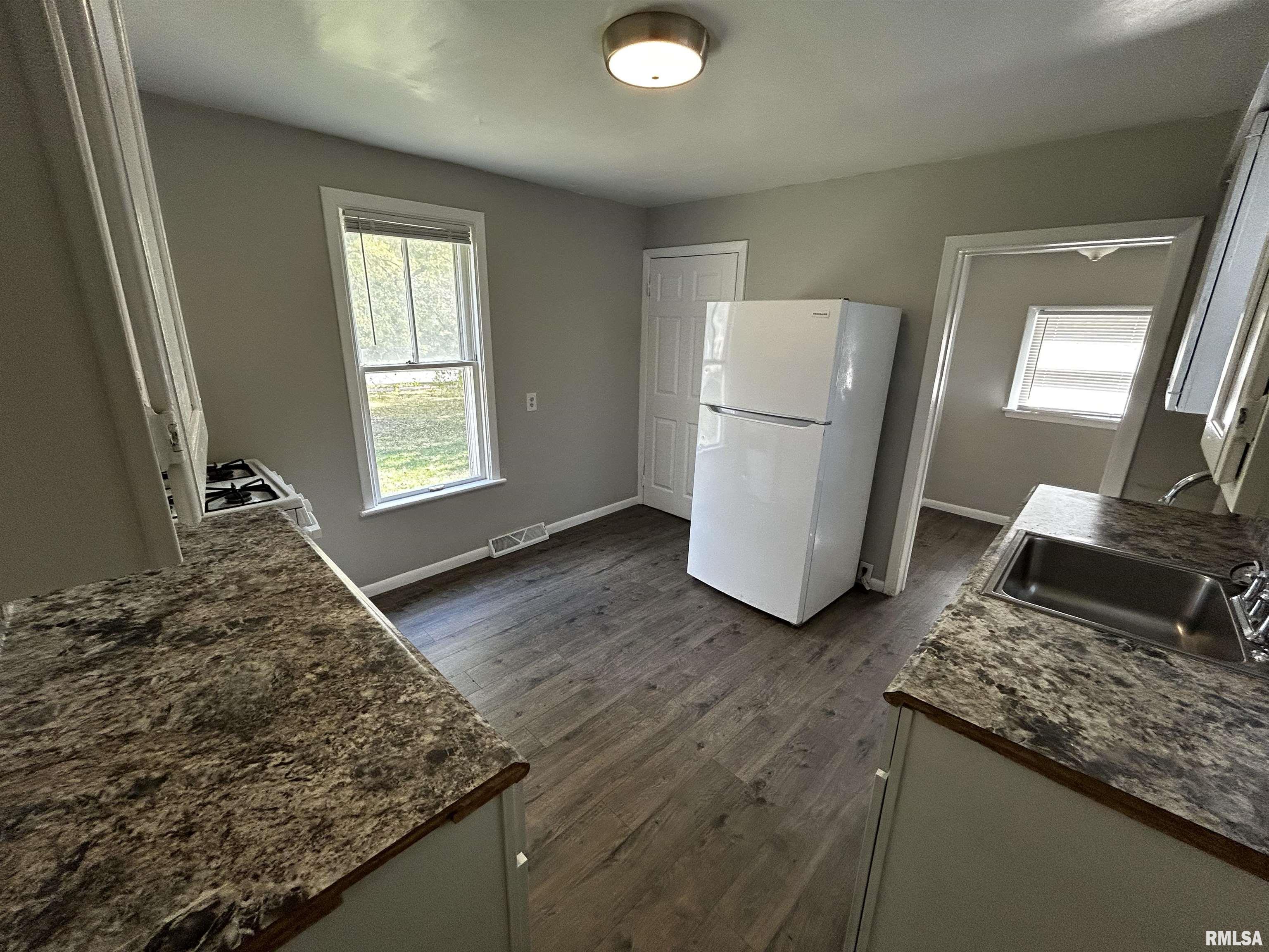 1020 East Kansas Street Peoria, IL 61603 - Photo 7 of 12