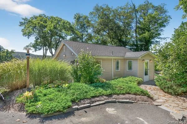 a view of a back yard