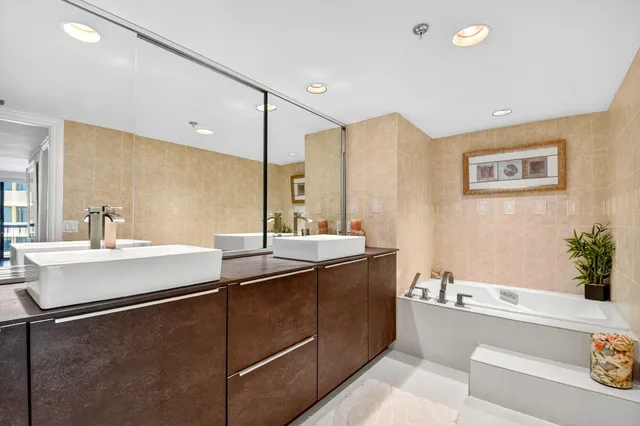 $1,395,000 | 3390 South Ocean Boulevard, Unit 305, Palm Beach, FL 33480