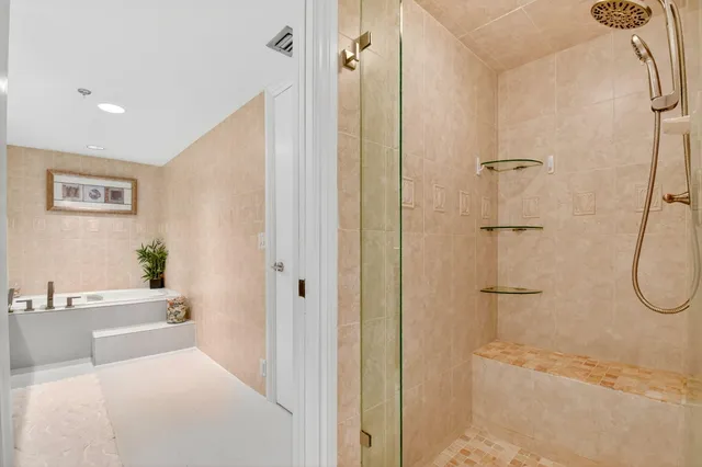 $1,395,000 | 3390 South Ocean Boulevard, Unit 305, Palm Beach, FL 33480