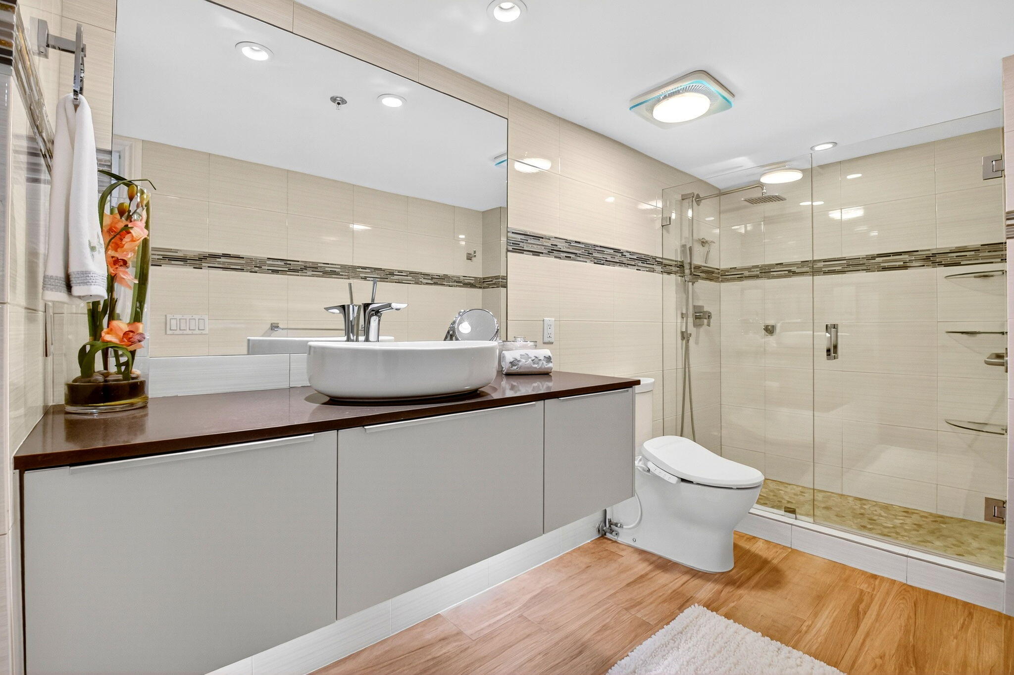 3390 South Ocean Boulevard, Unit 305 Palm Beach, FL 33480 - Photo 17 of 48 Guest Bathroom