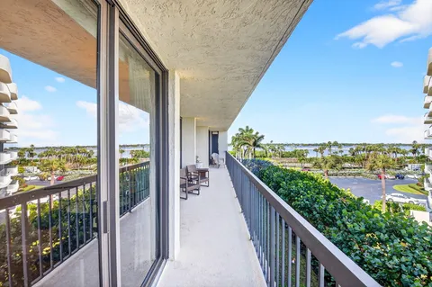 $1,395,000 | 3390 South Ocean Boulevard, Unit 305, Palm Beach, FL 33480