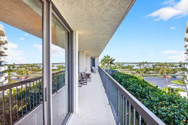 $1,395,000 | 3390 South Ocean Boulevard, Unit 305, Palm Beach, FL 33480