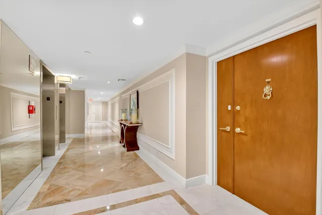 $1,395,000 | 3390 South Ocean Boulevard, Unit 305, Palm Beach, FL 33480