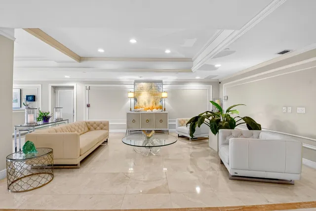 $1,395,000 | 3390 South Ocean Boulevard, Unit 305, Palm Beach, FL 33480