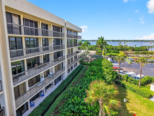 $1,395,000 | 3390 South Ocean Boulevard, Unit 305, Palm Beach, FL 33480