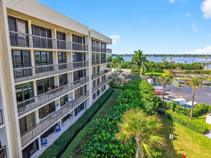 $1,395,000 | 3390 South Ocean Boulevard, Unit 305, Palm Beach, FL 33480
