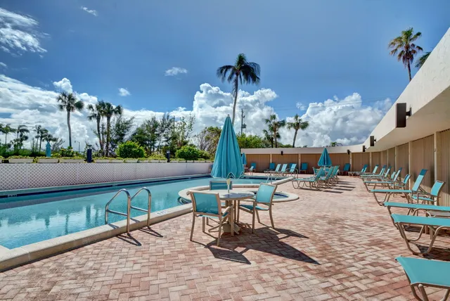 $1,395,000 | 3390 South Ocean Boulevard, Unit 305, Palm Beach, FL 33480