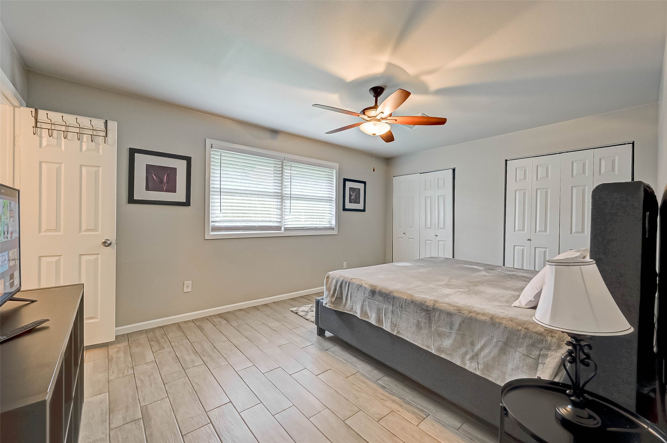 6119 Reamer Street Houston, TX 77074 - Photo 24 of 33 a bedroom with bed and window