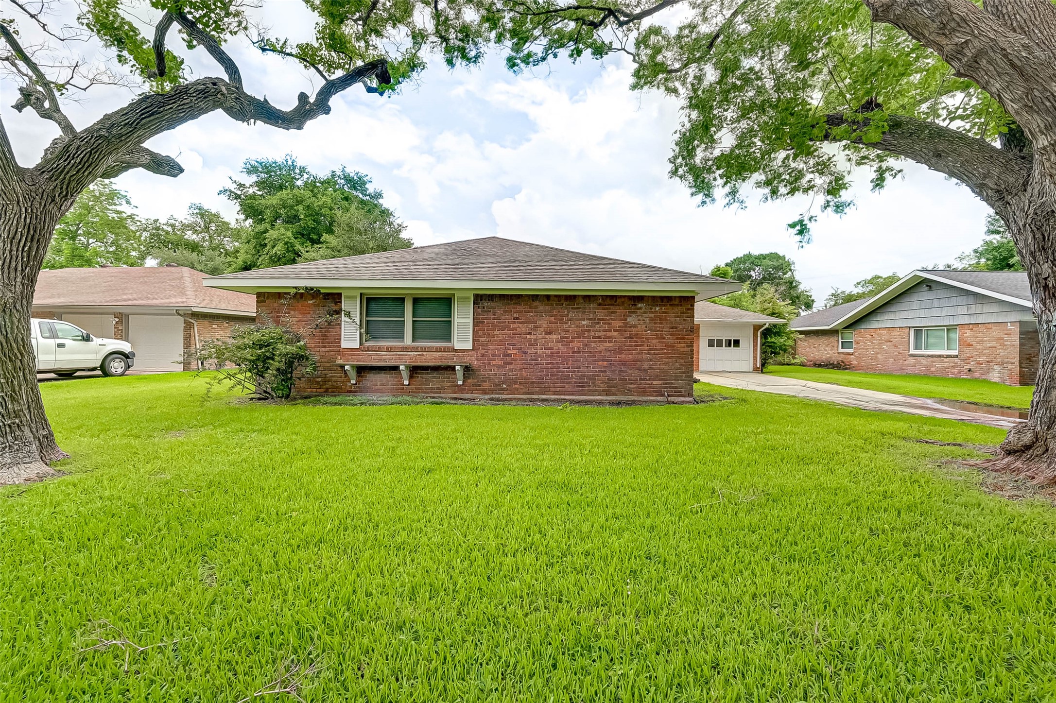 6119 Reamer Street Houston, TX 77074 - Photo 3 of 33 a front view of a house with a garden