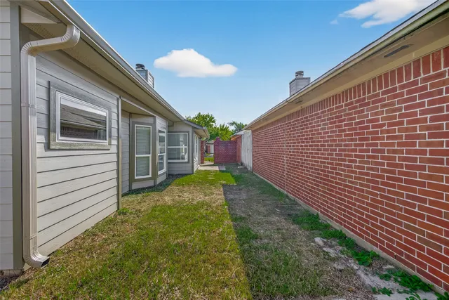 a view of backyard with a garden