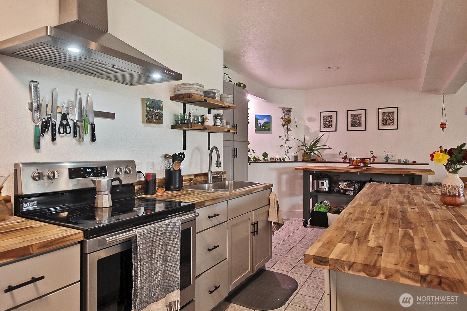 5663 Lenz Place Langley, WA 98260 - Photo 20 of 37 a kitchen with lots of counter top space
