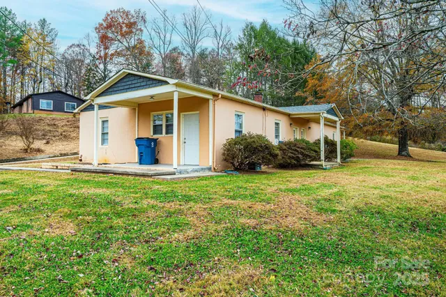 a view of a house with yard and tree s