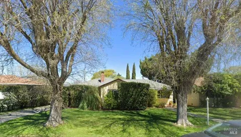 a view of a back yard