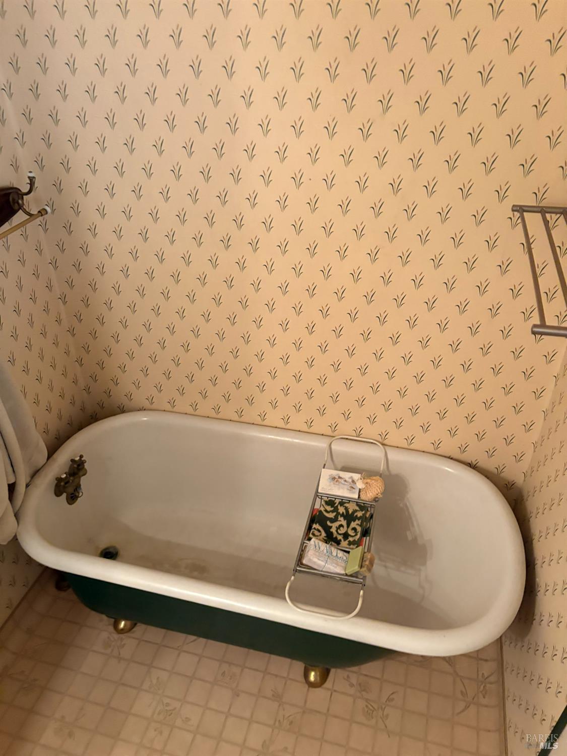 740 Linda Vista Way Rio Vista, CA 94571 - Photo 23 of 29 a bathroom with a bathtub