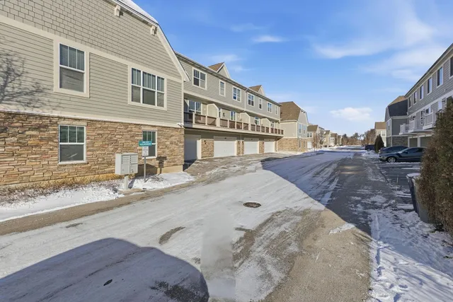 $2,900 | 218 Goldenrod Drive, Unit 218, Elgin, IL 60124