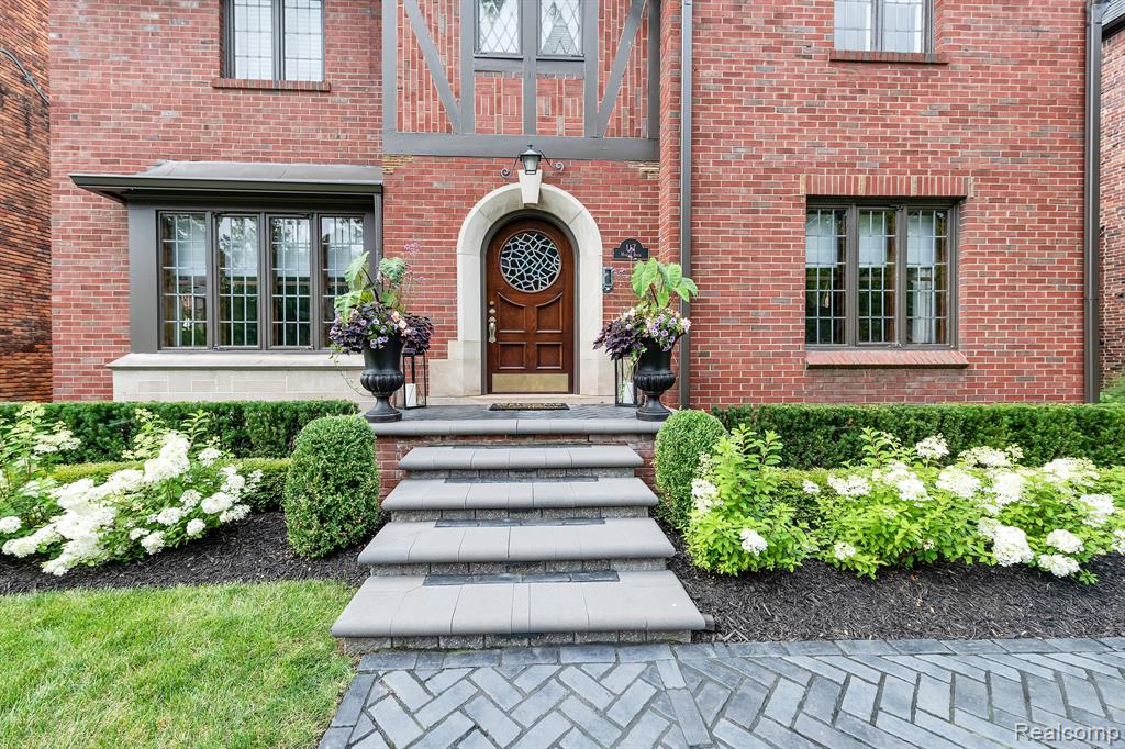 117 Moran Road Grosse Pointe Farms, MI 48236 - Photo 2 of 31