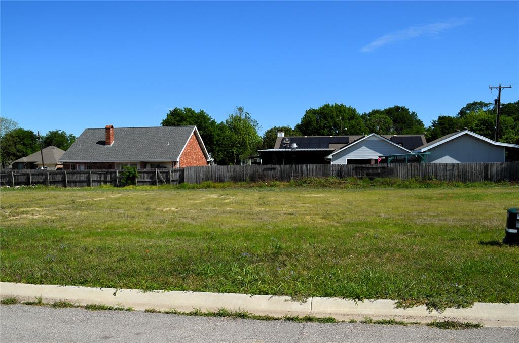 304 Preston Road Mabank, TX 75147 - Photo 2 of 6 a view of an house with swimming pool and a yard