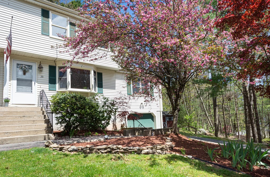 35 Pinecrest Road, Unit 35 Uxbridge, MA 01569 - Photo 2 of 36 Gallery Image 2