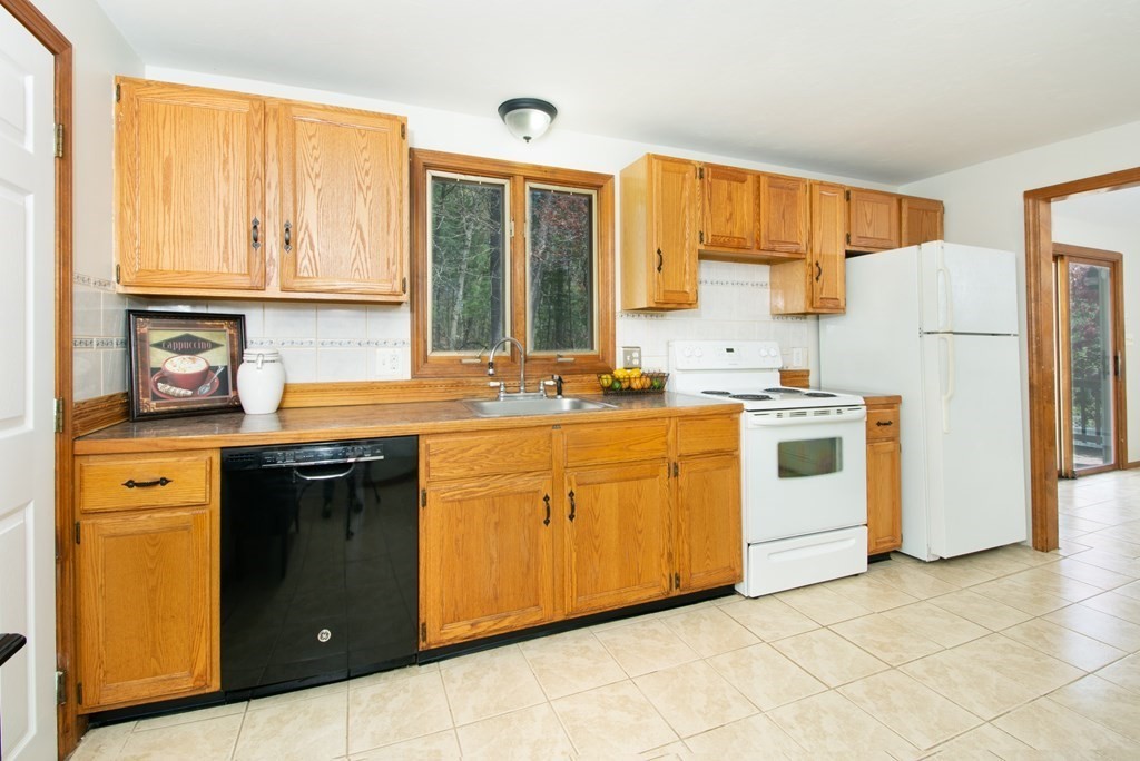 35 Pinecrest Road, Unit 35 Uxbridge, MA 01569 - Photo 10 of 36 Gallery Image 10