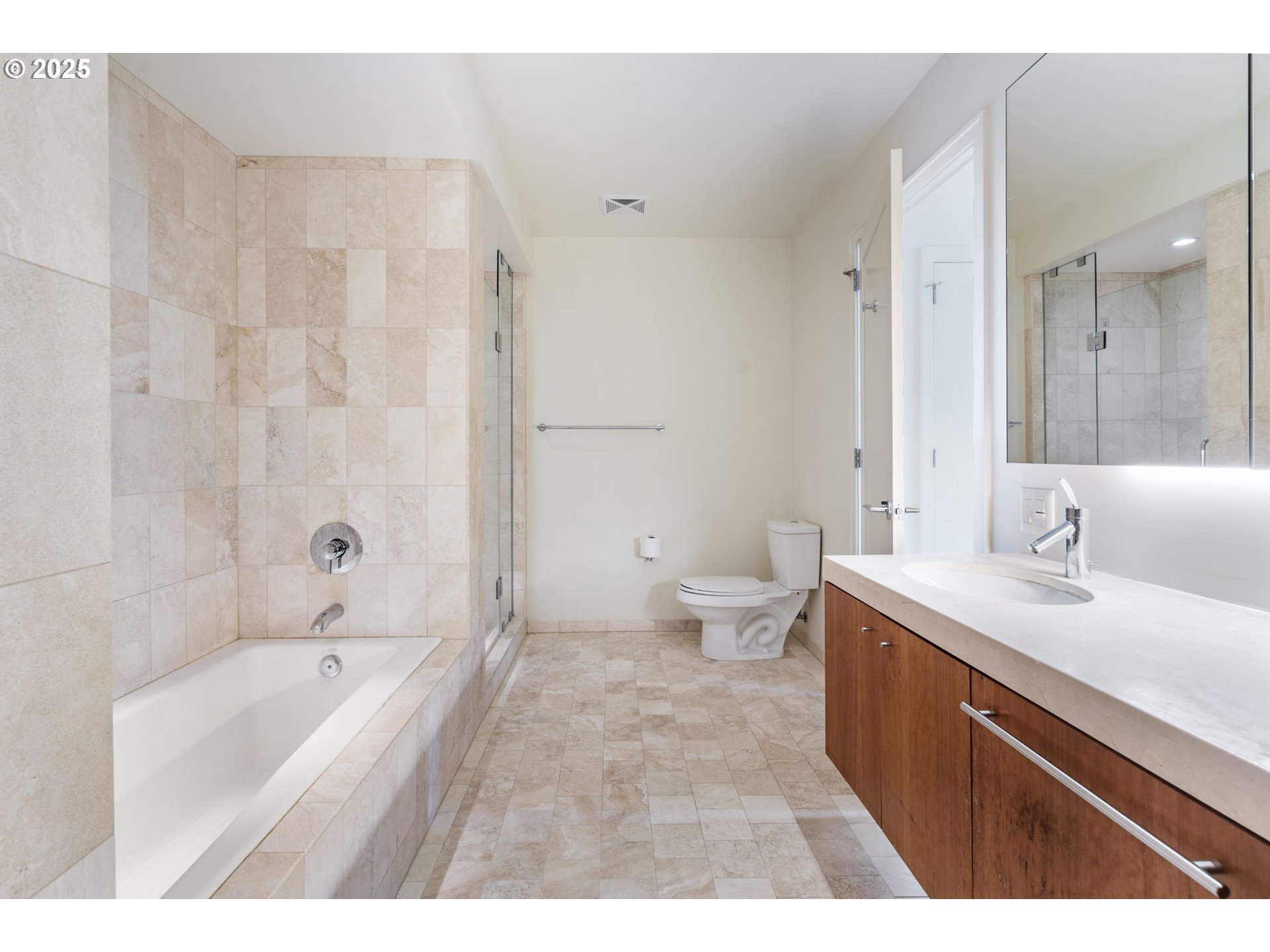 841 Southwest Gaines Street, Unit 1704 Portland, OR 97239 - Photo 25 of 45 Primary Bedroom